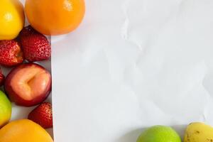 tarjeta y blanco papel Bosquejo armonizado con Fresco fruta, elaboración un visual sinfonía de ingenioso diseño y culinario deleitar, dónde saludable ingredientes unir en un banquete de vibrante imágenes foto