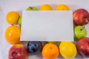 tarjeta y blanco papel Bosquejo armonizado con Fresco fruta, elaboración un visual sinfonía de ingenioso diseño y culinario deleitar, dónde saludable ingredientes unir en un banquete de vibrante imágenes foto