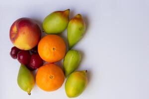 tarjeta y blanco papel Bosquejo armonizado con Fresco fruta, elaboración un visual sinfonía de ingenioso diseño y culinario deleitar, dónde saludable ingredientes unir en un banquete de vibrante imágenes foto