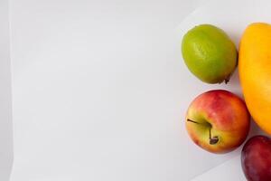 tarjeta y blanco papel Bosquejo armonizado con Fresco fruta, elaboración un visual sinfonía de ingenioso diseño y culinario deleitar, dónde saludable ingredientes unir en un banquete de vibrante imágenes foto