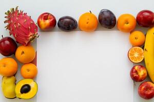 tarjeta y blanco papel Bosquejo armonizado con Fresco fruta, elaboración un visual sinfonía de ingenioso diseño y culinario deleitar, dónde saludable ingredientes unir en un banquete de vibrante imágenes foto