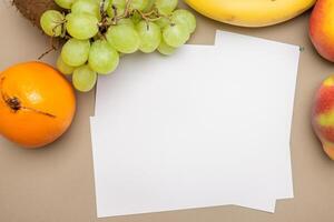 tarjeta y blanco papel Bosquejo armonizado con Fresco fruta, elaboración un visual sinfonía de ingenioso diseño y culinario deleitar, dónde saludable ingredientes unir en un banquete de vibrante imágenes foto