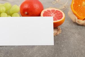 tarjeta y blanco papel Bosquejo armonizado con Fresco fruta, elaboración un visual sinfonía de ingenioso diseño y culinario deleitar, dónde saludable ingredientes unir en un banquete de vibrante imágenes foto