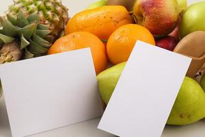 tarjeta y blanco papel Bosquejo armonizado con Fresco fruta, elaboración un visual sinfonía de ingenioso diseño y culinario deleitar, dónde saludable ingredientes unir en un banquete de vibrante imágenes foto