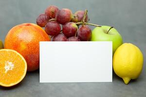 tarjeta y blanco papel Bosquejo armonizado con Fresco fruta, elaboración un visual sinfonía de ingenioso diseño y culinario deleitar, dónde saludable ingredientes unir en un banquete de vibrante imágenes foto