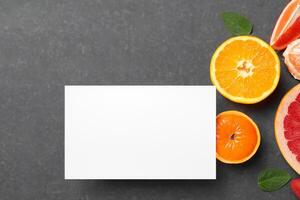 tarjeta y blanco papel Bosquejo armonizado con Fresco fruta, elaboración un visual sinfonía de ingenioso diseño y culinario deleitar, dónde saludable ingredientes unir en un banquete de vibrante imágenes foto