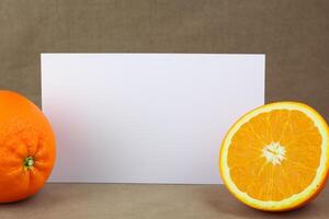 blanco papel Bosquejo animado por el picante aura de Fresco naranjas, elaboración un visual sinfonía de culinario opulencia y saludable diseño foto