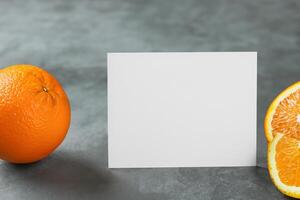 blanco papel Bosquejo animado por el picante aura de Fresco naranjas, elaboración un visual sinfonía de culinario opulencia y saludable diseño foto