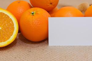 blanco papel Bosquejo animado por el picante aura de Fresco naranjas, elaboración un visual sinfonía de culinario opulencia y saludable diseño foto