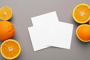 blanco papel Bosquejo animado por el picante aura de Fresco naranjas, elaboración un visual sinfonía de culinario opulencia y saludable diseño foto