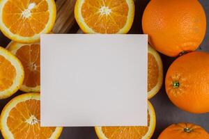 blanco papel Bosquejo animado por el picante aura de Fresco naranjas, elaboración un visual sinfonía de culinario opulencia y saludable diseño foto