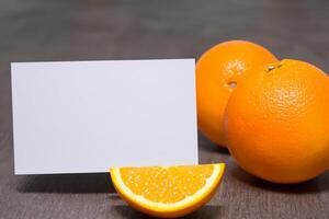 blanco papel Bosquejo animado por el picante aura de Fresco naranjas, elaboración un visual sinfonía de culinario opulencia y saludable diseño foto