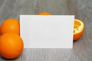 blanco papel Bosquejo animado por el picante aura de Fresco naranjas, elaboración un visual sinfonía de culinario opulencia y saludable diseño foto