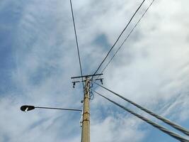 bajo ángulo ver de electricidad pilón en contra nublado cielo foto