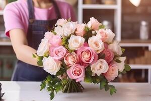 ramo de flores de flores en mano florista. flor tienda. mujer sostener ramo de flores rosas. regalo para día festivo, cumpleaños, enamorado día foto