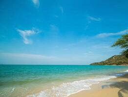 horizonte paisaje verano temporada panorama frente ver punto tropical mar playa blanco arena limpiar y azul cielo antecedentes calma naturaleza Oceano hermosa ola agua viaje a sai kaew playa Tailandia fiesta foto