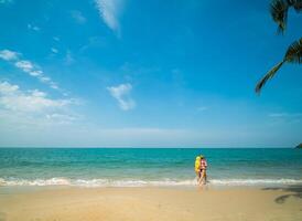 hermosa paisaje verano panorama frente ver amplio montaña tropical mar playa blanco arena limpiar y azul cielo antecedentes calma naturaleza Oceano ola agua viaje a sai kaew playa Tailandia chonburi foto