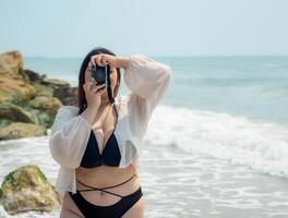 retrato joven asiático mujer grasa gordito linda hermosa sonrisa contento divertido disfrutar relajarse bikini trajes de baño cuerpo sexy frente ver mar playa blanco arena limpiar cielo azul calma naturaleza Oceano ola agua viaje en fiesta foto