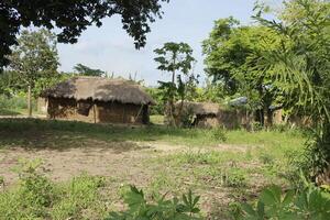 pueblo en el bosque en benin foto