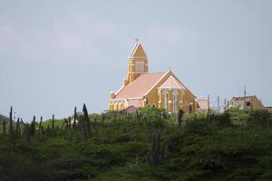 Iglesia en un colina en curacao foto