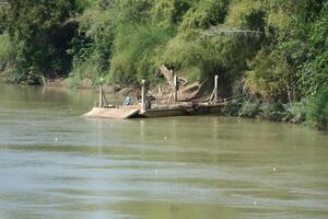 balsa a transporte vehículos terminado el mekong río en Camboya foto