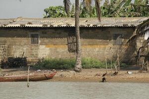 pueblo a lo largo el mono río, grandioso popó, benin foto