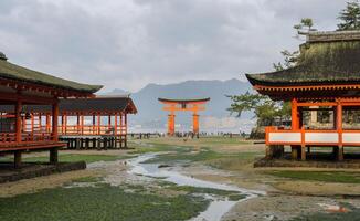 itsukushima santuario y el genial torii en miyajima, Japón foto