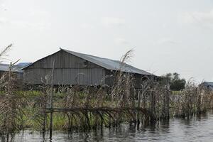 lago nokoue un lago en el sur de benín, dónde personas una vez correr lejos desde otro tribu y construido su casas en zancos eso es además mencionado como el africano Venecia. foto