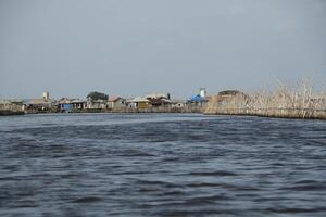 lago nokoue un lago en el sur de benín, dónde personas una vez correr lejos desde otro tribu y construido su casas en zancos eso es además mencionado como el africano Venecia. foto