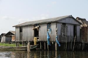 lago nokoue un lago en el sur de benín, dónde personas una vez correr lejos desde otro tribu y construido su casas en zancos eso es además mencionado como el africano Venecia. foto