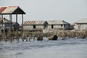 lago nokoue un lago en el sur de benín, dónde personas una vez correr lejos desde otro tribu y construido su casas en zancos eso es además mencionado como el africano Venecia. foto