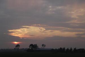 puesta de sol en el campo foto