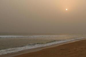 puesta de sol a el playa en benin foto