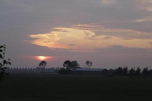 puesta de sol en el campo foto