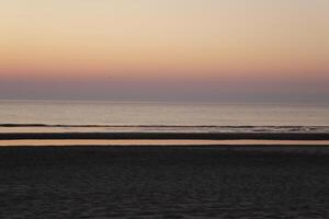 puesta de sol en la playa foto