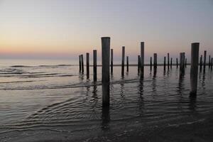 puesta de sol en el polo pueblo de petten en el Países Bajos foto