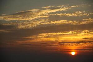 vistoso puesta de sol en el Países Bajos foto