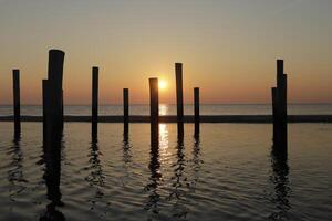 puesta de sol en el polo pueblo de petten en el Países Bajos foto