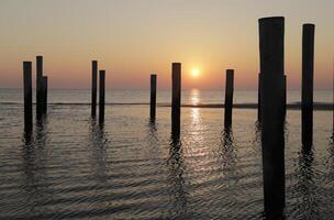 puesta de sol en el polo pueblo de petten en el Países Bajos foto