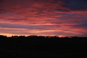 vistoso puesta de sol en el Países Bajos foto