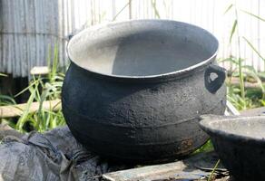 Cocinando ollas en pueblo en benin foto