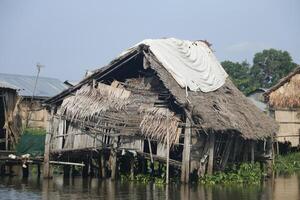 pueblo sobre pilotes aguegues en benin África foto