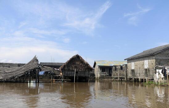 pueblo sobre pilotes aguegues en benin África foto