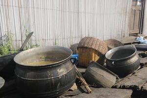 Cocinando ollas en pueblo en benin foto