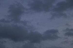 gris y blanco nubes en el cielo foto