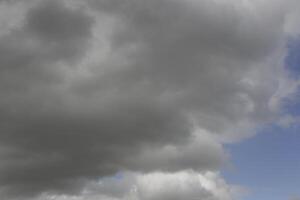 gris y blanco nubes en el cielo foto