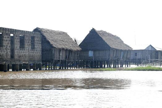 pueblo sobre pilotes aguegues en benin África foto