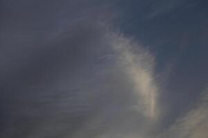 gris y blanco nubes en el cielo foto