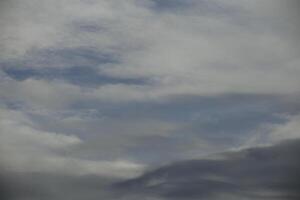 gris y blanco nubes en el cielo foto