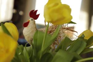 amarillo tulipanes con Pascua de Resurrección pollo foto